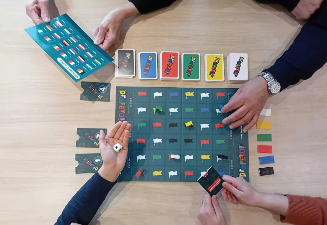 Jeu de société Drapero – partie en cours avec plateau, cartes et joueurs